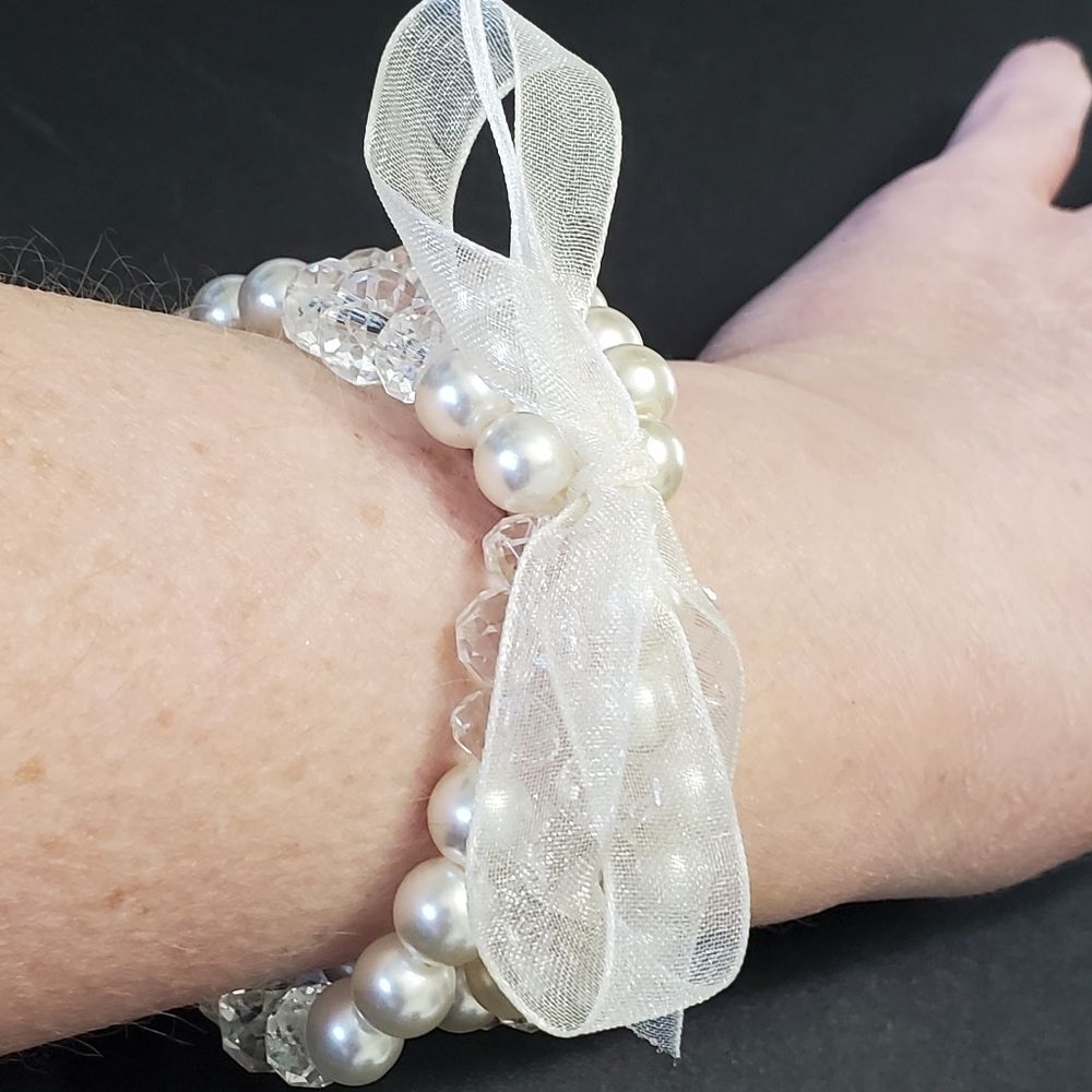 Three layer faux pearls and glass beads bracelet 7.25"